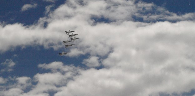 Image: 6 fighter jets flying in close formation.